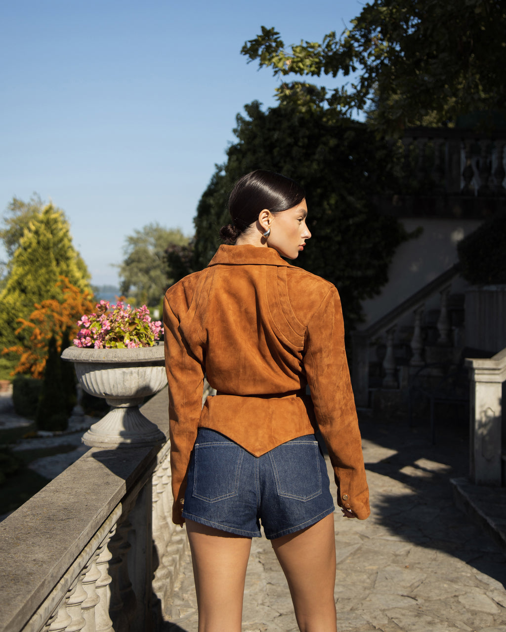 Edge suede jacket with sharp lines and clene cuts 