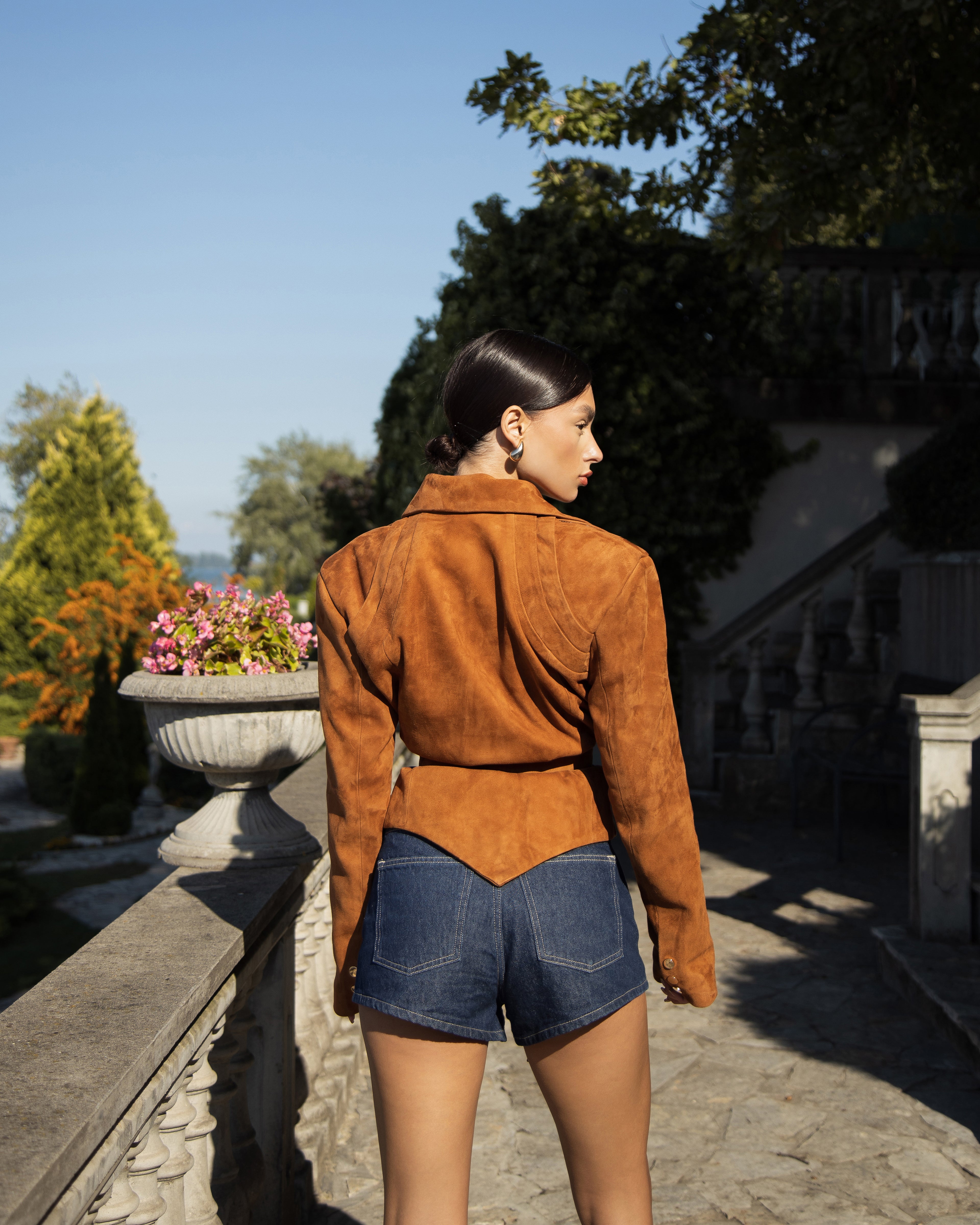 Edge suede jacket with sharp lines and clene cuts 