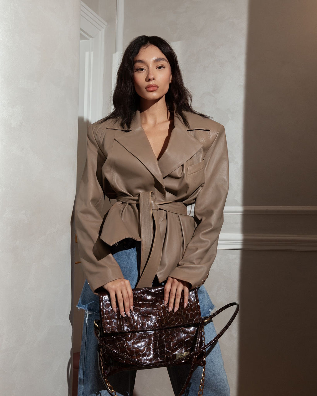 Waisted taupe leather jacket with shoulder pads 